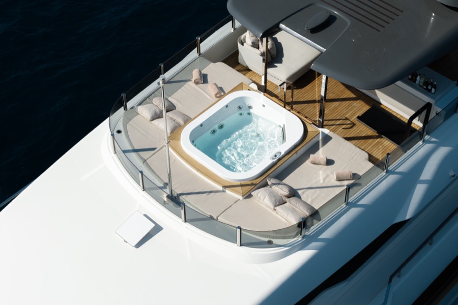 Foredeck jacuzzi