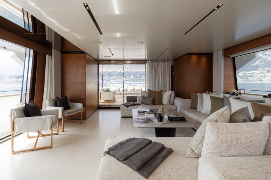 Salon, sea view