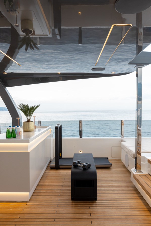 Sundeck aft lounge