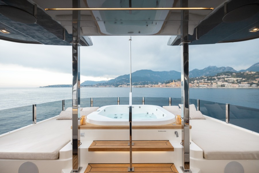Sundeck jacuzzi
